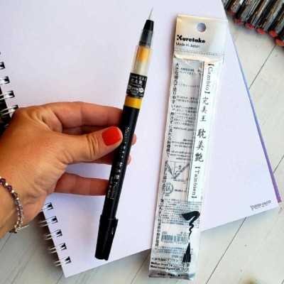 Marcador Punta Pincel Bimoji con Mega Tanque de Tinta Extra Negra Kuretake