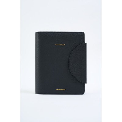 Agenda 15x21 cm diaria con broche Timeless negra con caja FW